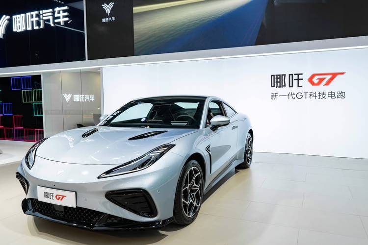 成都319哪吒汽车在智能汽车领域的表现，领途汽车在新能源汽车市场中的影响力